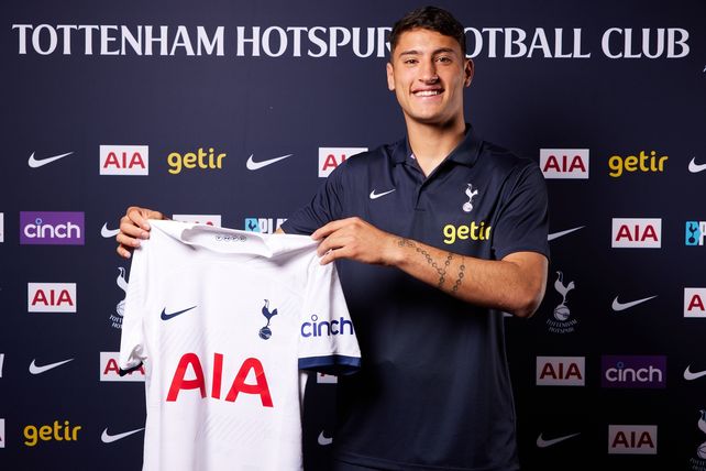 Alejo Veliz muestra la camiseta del Tottenham