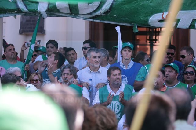 Estatales y docentes marcharon a Casa de Gobierno en repudio del techo del 18% y denunciaron aprietes