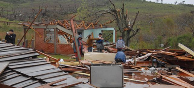 La presidenta Cristina recorri&oacute; la zona afectada por el temporal en Misiones