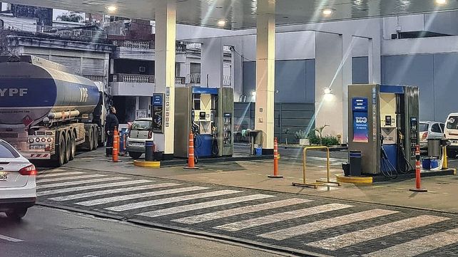 Las estaciones se quedaron sin combustible por el paro de camioneros