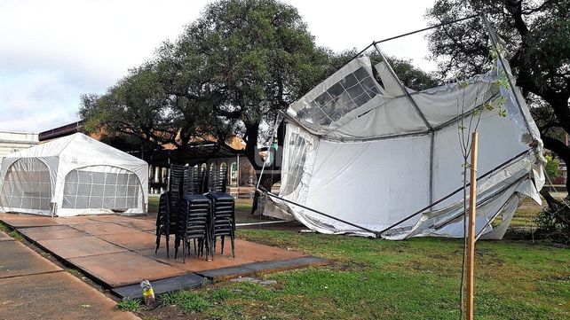 Los fuertes vientos volaron la carpa de hisopados colocada en Doctor Zavalla y General López
