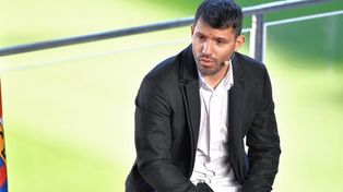 Entre lágrimas, Sergio Agüero anunció su retiro del fútbol.