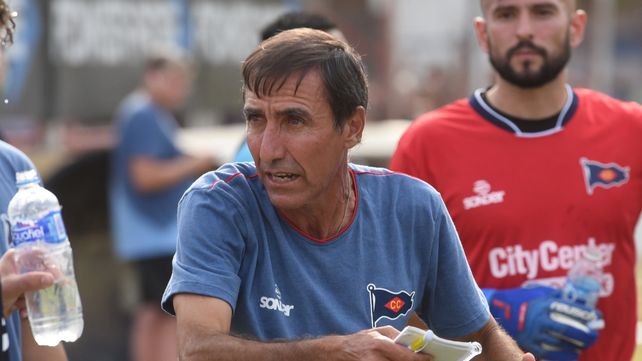 El DT. Juan Rossi deberá buscar el jugador que sea el generador de fútbol en el mediocampo charrúa.&nbsp;