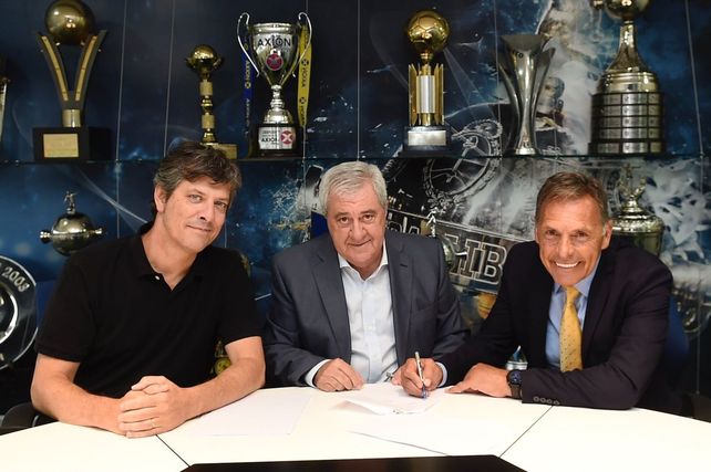 La firma del contrato con la dirigencia.&nbsp;