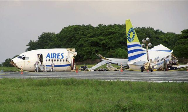 Un avi&oacute;n fue alcanzado por un rayo cuando aterrizaba y se parti&oacute; en tres