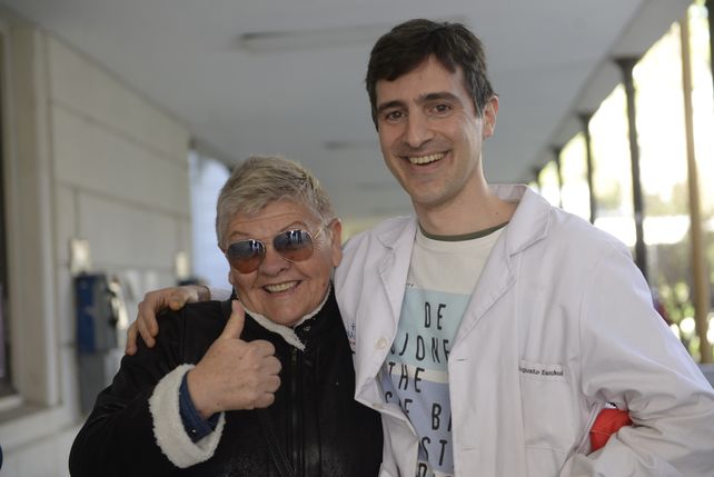 Momento feliz. Rosa Ferreyra junto al oftalmólogo Augusto Eezckui