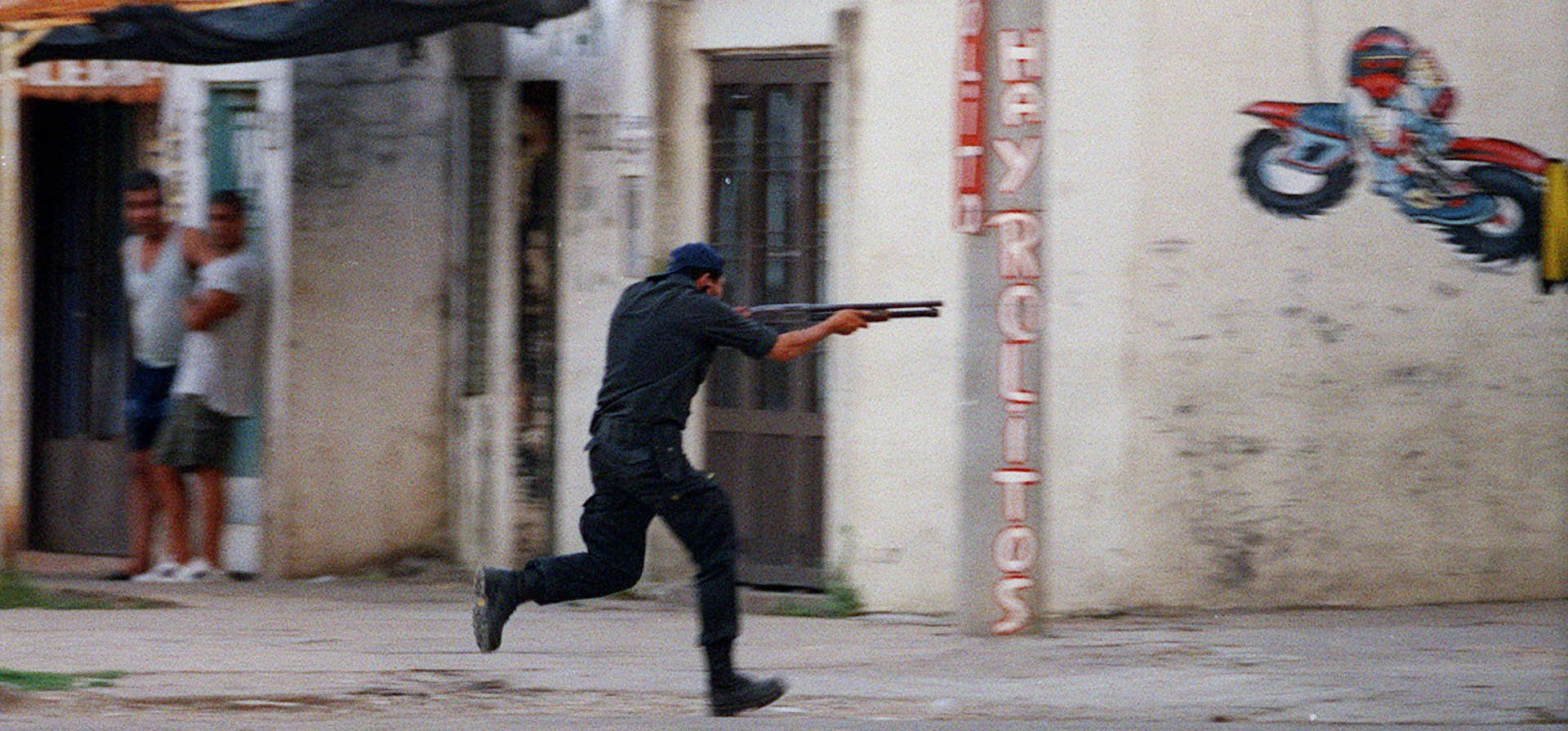 19/12/2001. La policía reprime con balas de goma las hordas de gente que intenta llevarse algún alimento a su casa a fuerza de saqueos.