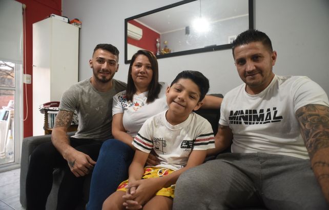 En familia. El papá de Benja (derecha) valoró la personalidad del niño: “Tiene gran fortaleza”.