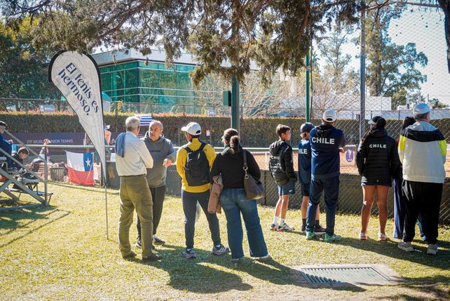 Jorge Capella, presidente de la FST y el árbitro Omar Descarrega, a cargo los ball kids en las finales, disfrutaron de la jornada en el country.