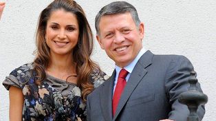La reina de Jordania pasea por las calles porte&ntilde;as y deslumbra con su belleza