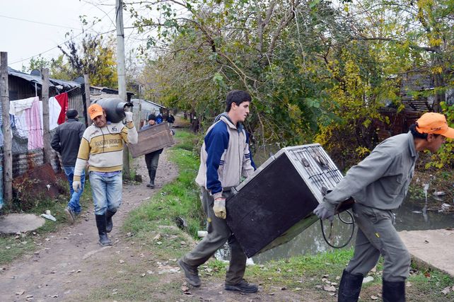 Evacuación en Concepción del Uruguay: rescatan todo lo que pueden