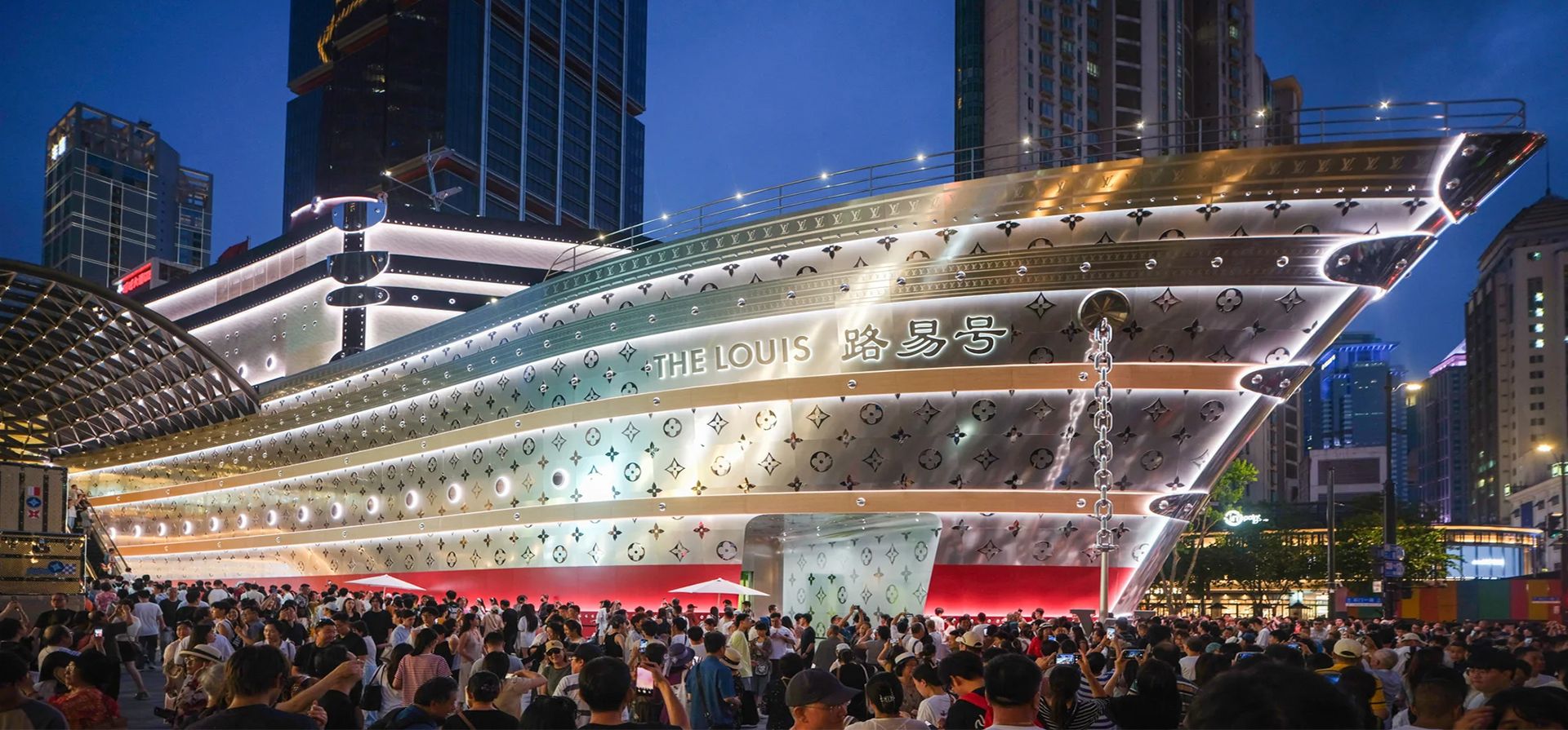 Turistas acuden en masa a visitar Louis, la nueva tienda insignia de Louis Vuitton con forma de barco que alberga experiencias comerciales, gastronómicas y culturales, Shanghái, China. Fotografía: VCG/Getty Images Turistas acuden en masa a visitar Louis, la nueva tienda insignia de Louis Vuitton con forma de barco que alberga experiencias comerciales, gastronómicas y culturales, Shanghái, China. Fotografía: VCG/Getty Images