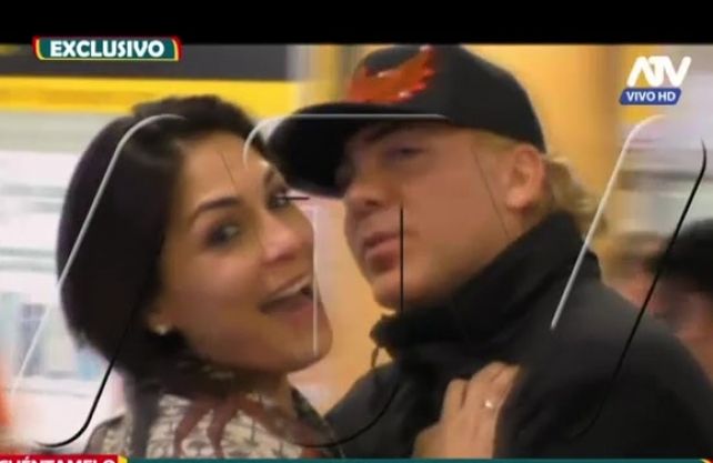 Cristian Castro fue capturado cuando besaba con pasión a una vedette peruana en un aeropuerto