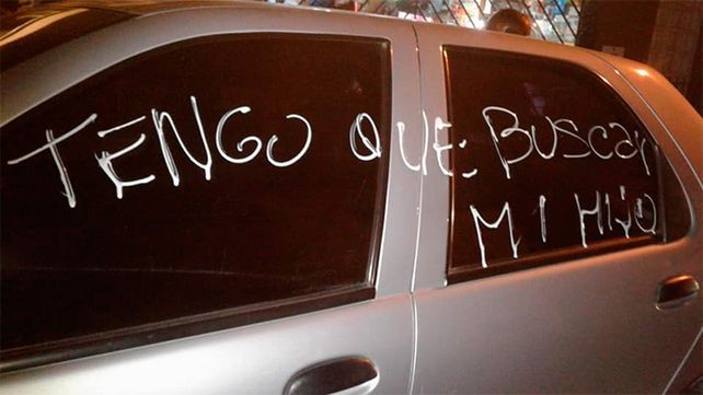 Descargó su furia contra un automóvil estacionado frente a su garaje