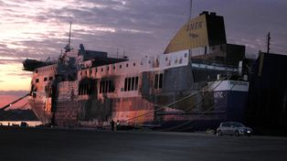 El calor no permite el abordaje del ferry italiano