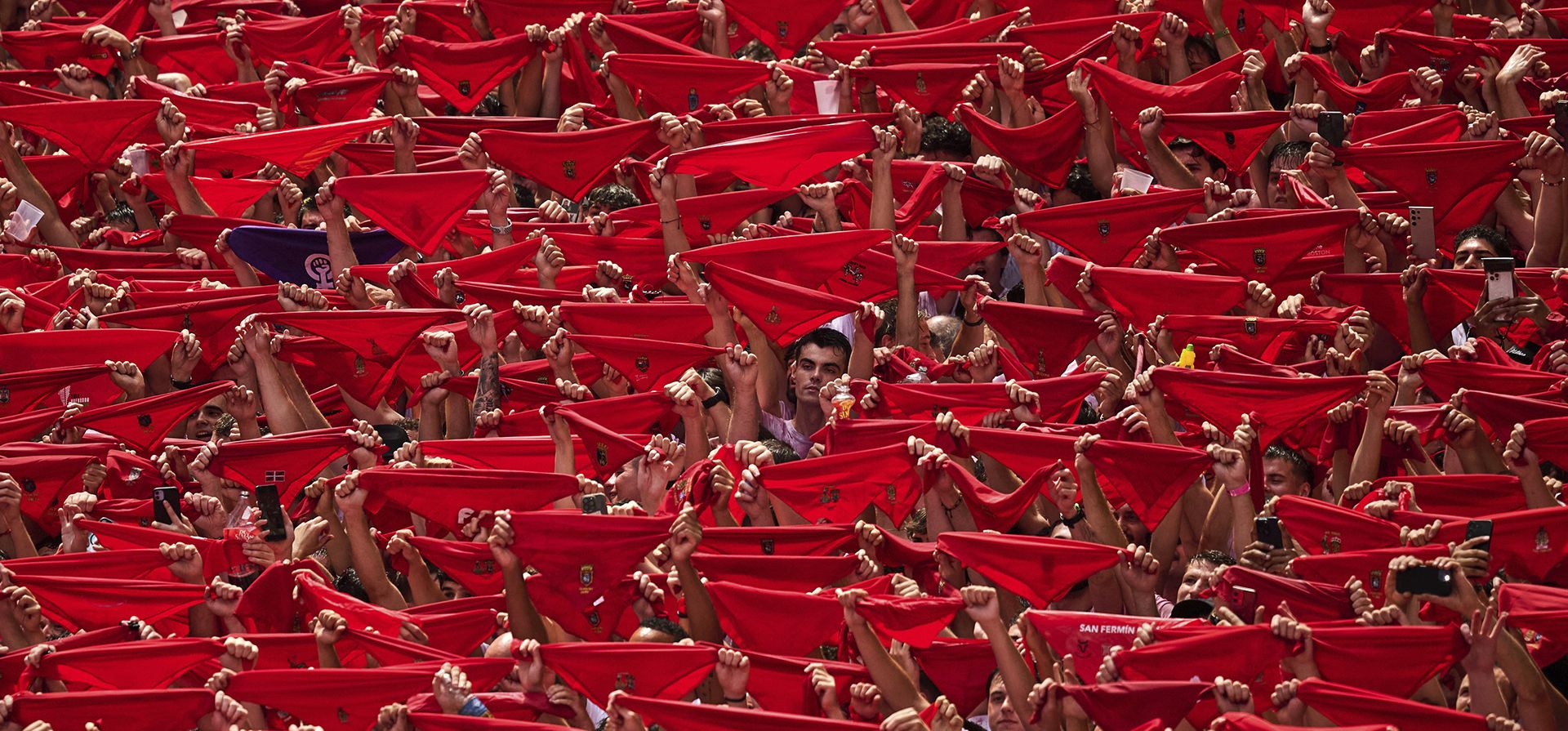 Asistentes al festival sostienen corbatas rojas mientras llenan la plaza principal durante el inicio de nueve días de fiesta ininterrumpida en el famoso festival de toros de Pamplona, España, el domingo 6 de julio de 2025. (Foto AP/Miguel Oses) Asistentes al festival sostienen corbatas rojas mientras llenan la plaza principal durante el inicio de nueve días de fiesta ininterrumpida en el famoso festival de toros de Pamplona, España, el domingo 6 de julio de 2025. (Foto AP/Miguel Oses)