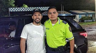 Sergio Agüero junto a un policía de la provincia de Entre Ríos.