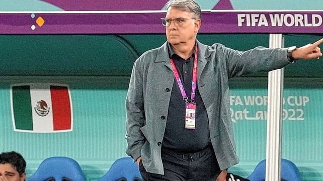 Gerardo Martino junto a Rogelio Funes Mori fueron silbados por los hinchas mexicanos en el partido contra Polonia. Gerardo Martino junto a Rogelio Funes Mori fueron silbados por los hinchas mexicanos en el partido contra Polonia.