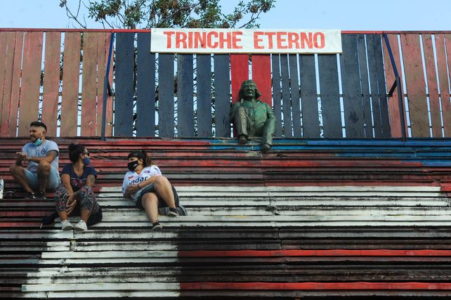 Para siempre. Una estatua del ídolo charrúa en las tribunas del estadio Gabino Sosa.