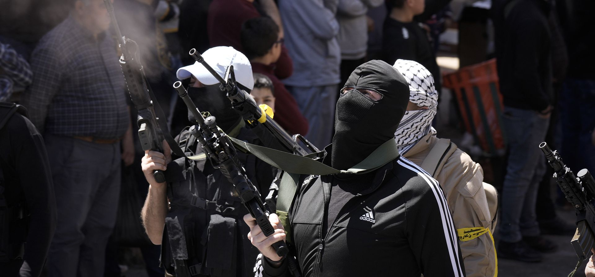 Militantes palestinos disparan al aire durante el funeral de Muhammad Abu Bakr y Muhammad Saeed en la ciudad cisjordana de Nablus, el lunes 3 de abril de 2023. Dos hombres palestinos fueron asesinados por tropas israelíes en una incursión del ejército en la ciudad ocupada de Nablus, en Cisjordania, el lunes, dijo el Ministerio de Salud palestino. (Foto AP/Majdi Mohamed)
