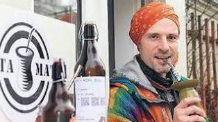 Brasile&ntilde;o convierte el tradicional mate en cerveza y la vende en Alemania