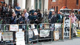 Ecuador le dio asilo al fundador de Wikileaks y hay tensión con Londres