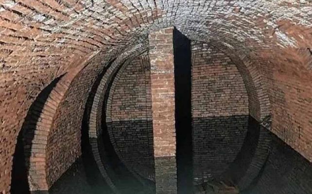 La construcción abovedada está parcialmente inundada. Su dueño quiere recuperar el espacio para rescatar su valor patrimonial y que los vecinos puedan visitarlo.