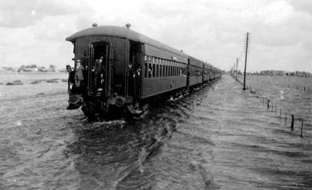 Corr&iacute;a aproximadamente el a&ntilde;o 1900 y una formaci&oacute;n ferroviaria atravesaba la laguna La Picasa en cercan&iacute;as de Rufino.