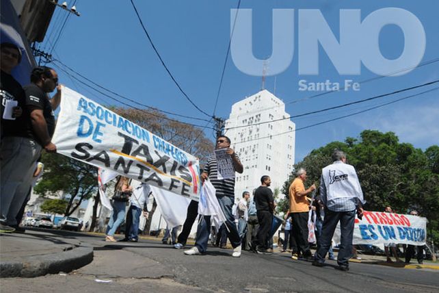 Esta mañana Taxis y remises se manifestaron frente a la municipalidad