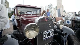 El encuentro de autos antiguos en el Monumento a la Bandera convocó a cientos de personas.