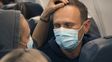 Navalny y su esposa Yulia, durante el vuelo de regreso a Moscú.&nbsp;