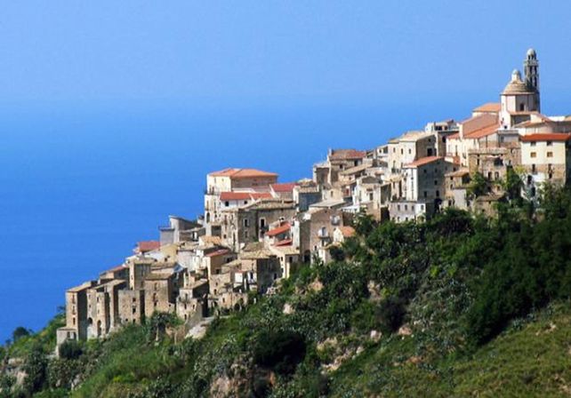 Para enfrentar la falta de habitantes, convierten todo un pueblo italiano en un hotel
