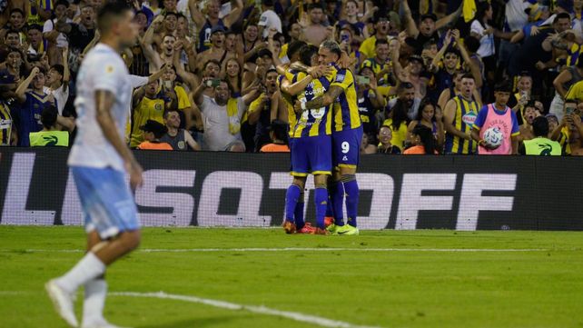 El festejo del gol de Ignacio Malcorra que abrió el camino de Rosario Central sobre Atlético Tucumán.