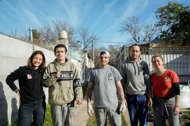 El último de los proyectos que lanzó la institución rufinense consiste en la elaboración de bolardos de hormigón para delimitación de tránsito en la vía pública. (Fotos: Matías Ottonelli)