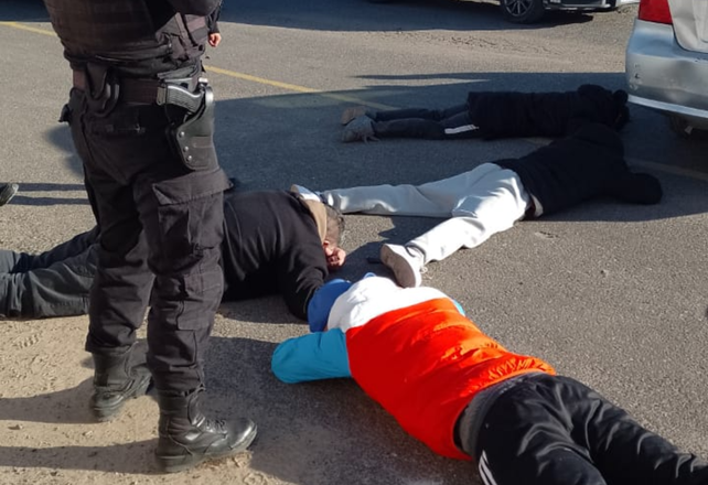 Detenidos con dos armas de fuego. El arresto se produjo en la playa del Cementerio de Villa Gobernador Gálvez.&nbsp;