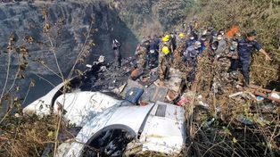 Murieron 67 personas al estrellarse en Nepal un avión donde viajaba una argentina