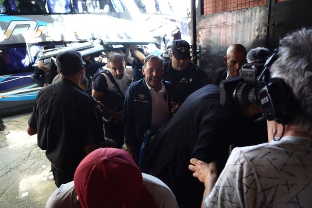 Los jugadores de Central fueron recibidos en el Coloso con piedrazos que impactaron en el colectivo