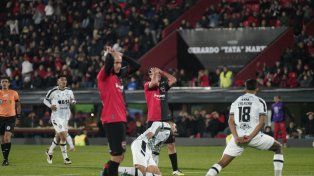 La alegría no le duró nada a Newells, lo ganaba con gol de Maroni y le empató rápido Central Córdoba