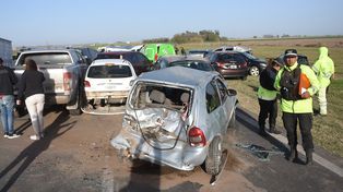 El choque en cadena en la autopista Rosario-Córdoba dejó como saldo una mujer muerta y más de una decena de heridos.