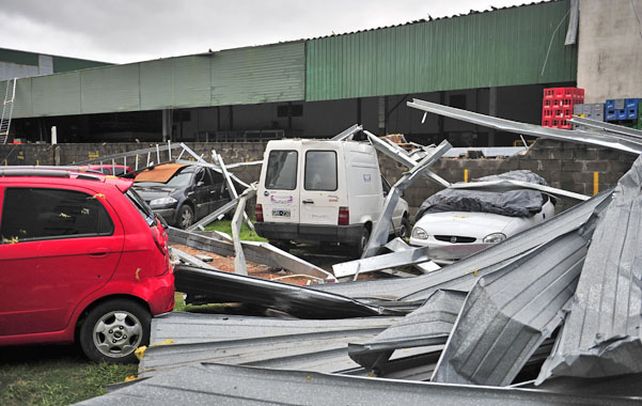 Desastre. El techo de un hiper Jumbo porteño fue volteado por el viento.