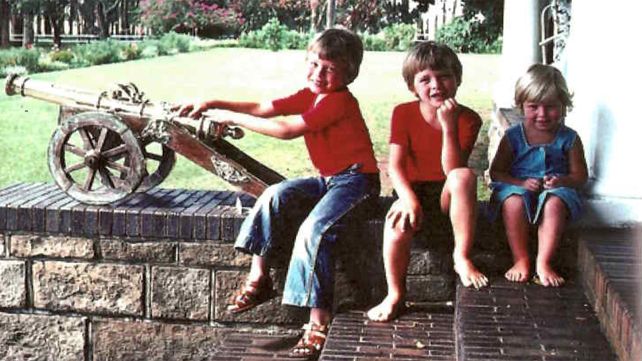 Elon Musk junto a sus hermanos menores, Kimball y Tosca.