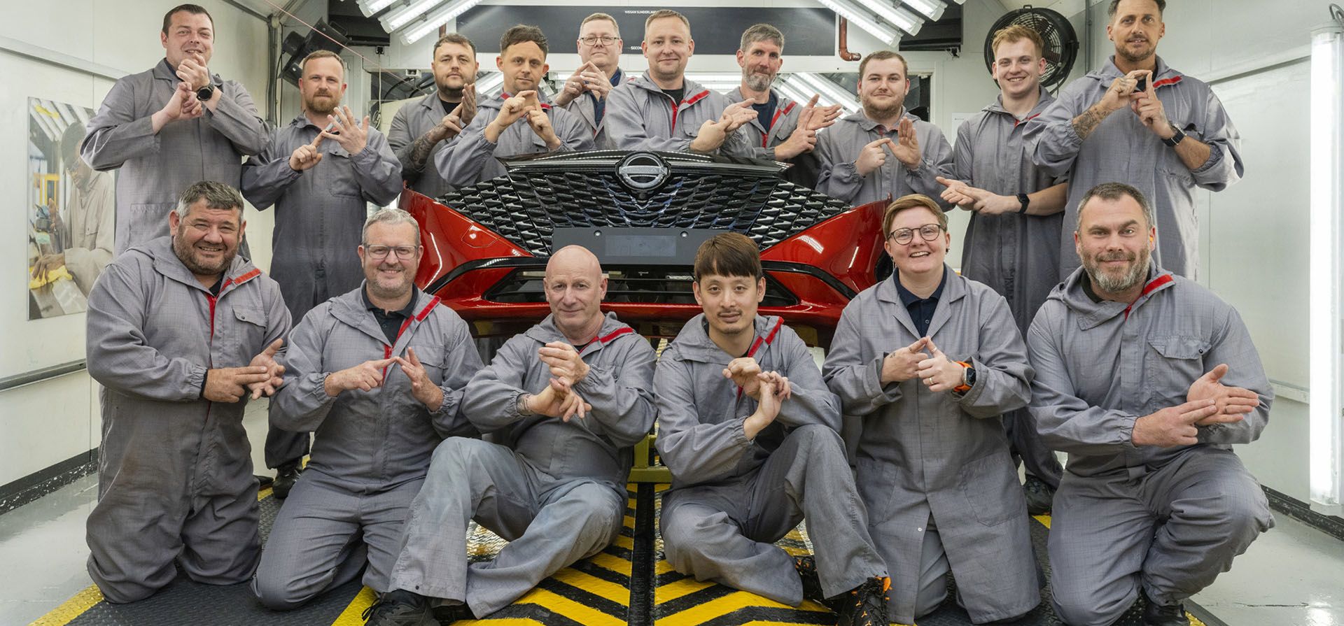 Trabajadores del taller de pintura de la planta de Nissan, posan para una fotografía en la planta, en Sunderland, Inglaterra. (Matt Walker/Nissan vía AP) Trabajadores del taller de pintura de la planta de Nissan, posan para una fotografía en la planta, en Sunderland, Inglaterra. (Matt Walker/Nissan vía AP)