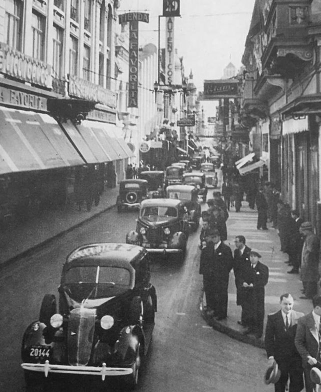 1942. Córdoba en su cruce con Sarmiento. Una calle angosta invadida por los autos.