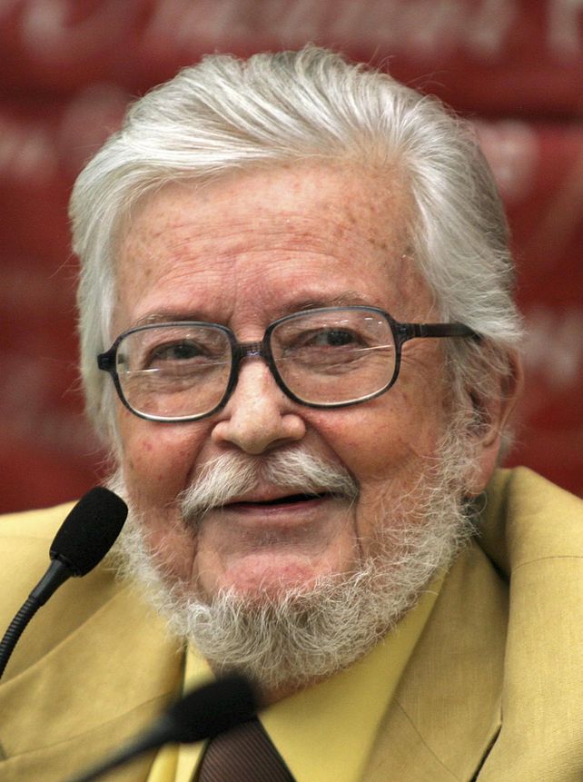 Del Paso. De cabellera y barba blancas y sonrisa afable.