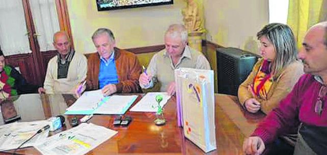 Firma de acuerdo. Los intendentes rubricaron el convenio.