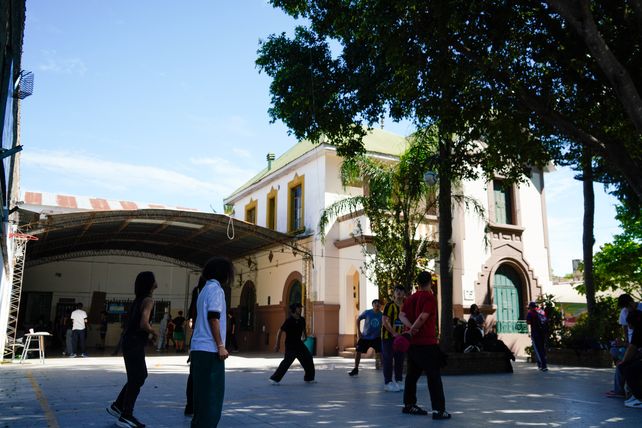 La escuela pública que nació del sueño de vecinos, y por donde pasó Messi, cumple 40 años