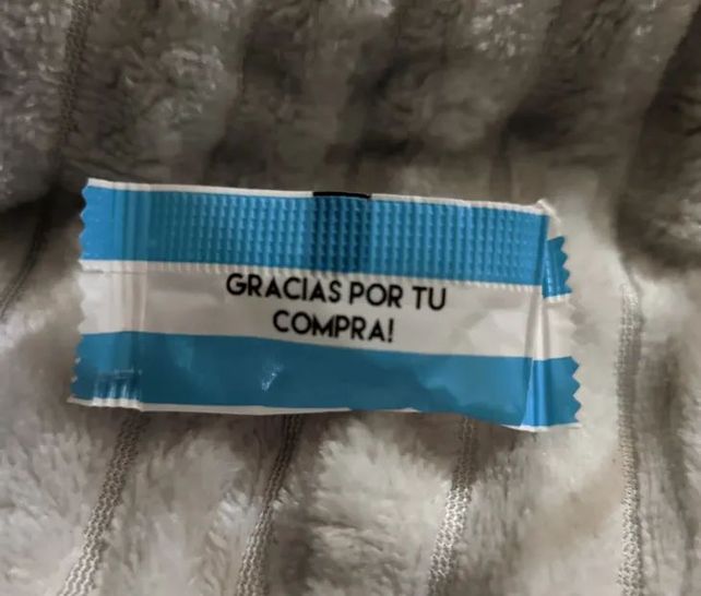 Venden caramelos envueltos en billetes de $5 ideales para dar como vuelto