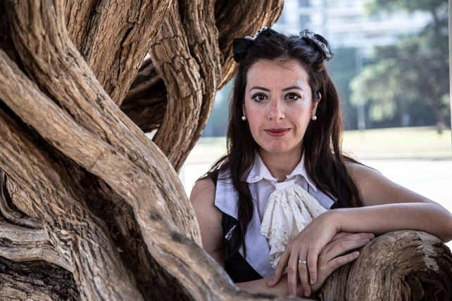 La Maga Maga es la voz cantante del Colectivo Rosarino de Artistas de Magia e Ilusionismo (Crami) que los agrupa desde 2020.&nbsp;