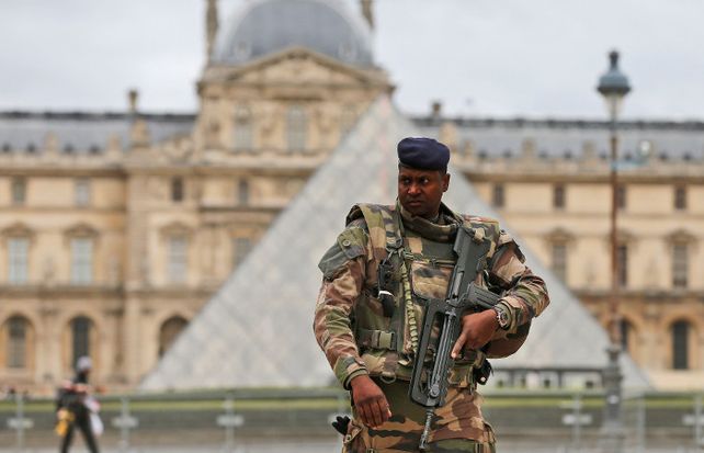 Un soldado fuertemente armado frente al Museo del Louvre