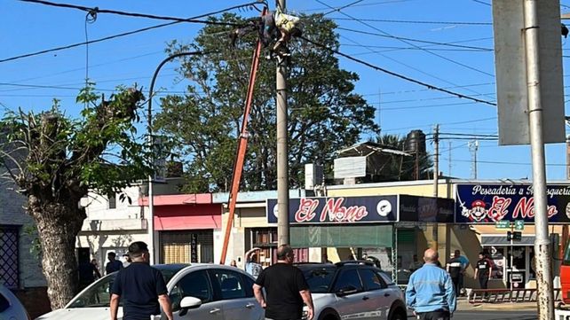 El episodio se produjo en poste de tendido eléctrico ubicado en Ricchieri y Dorrego. (Gentileza SL24).
